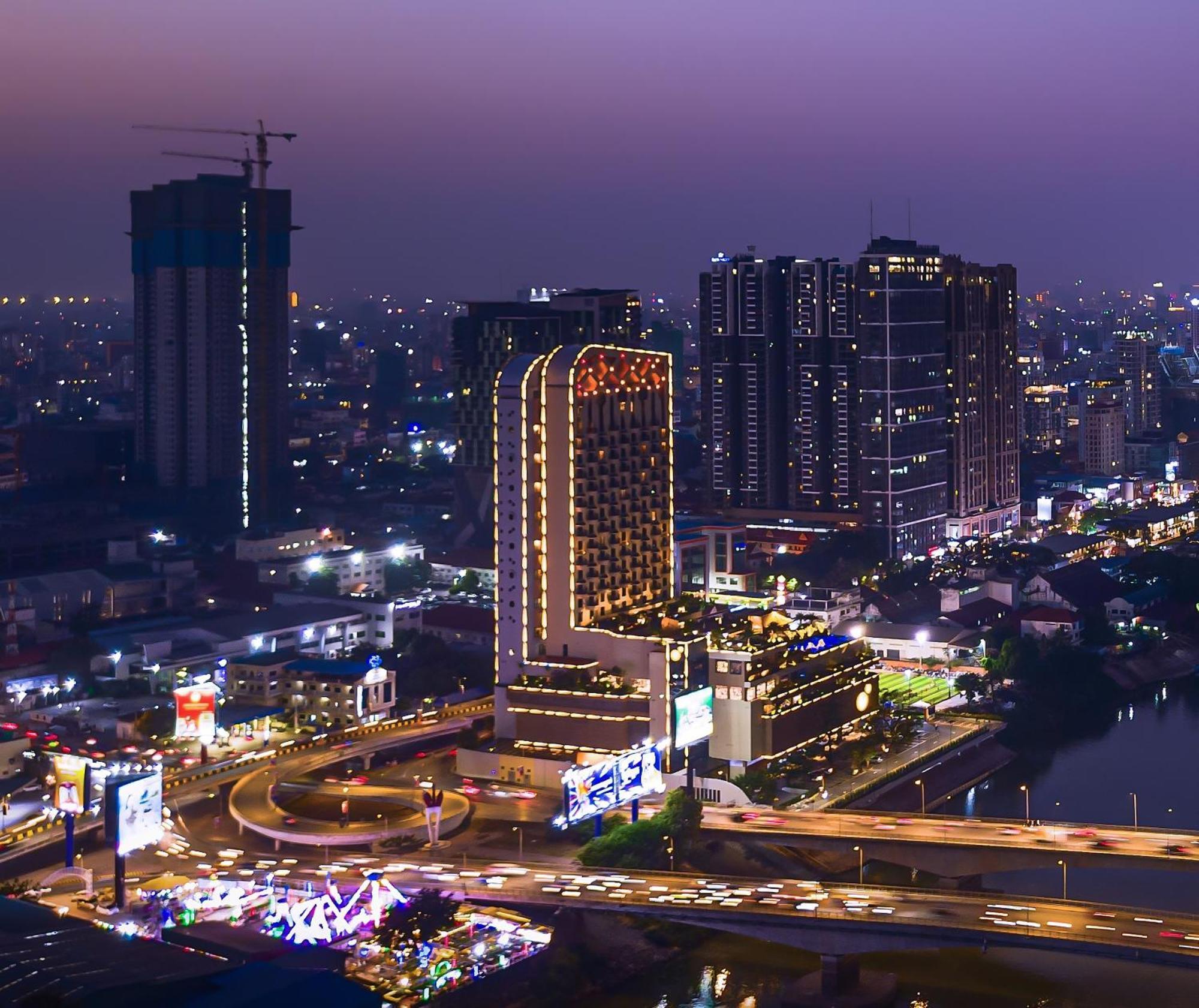 Sun & Moon, Riverside Hotel Phnom Penh Exterior foto