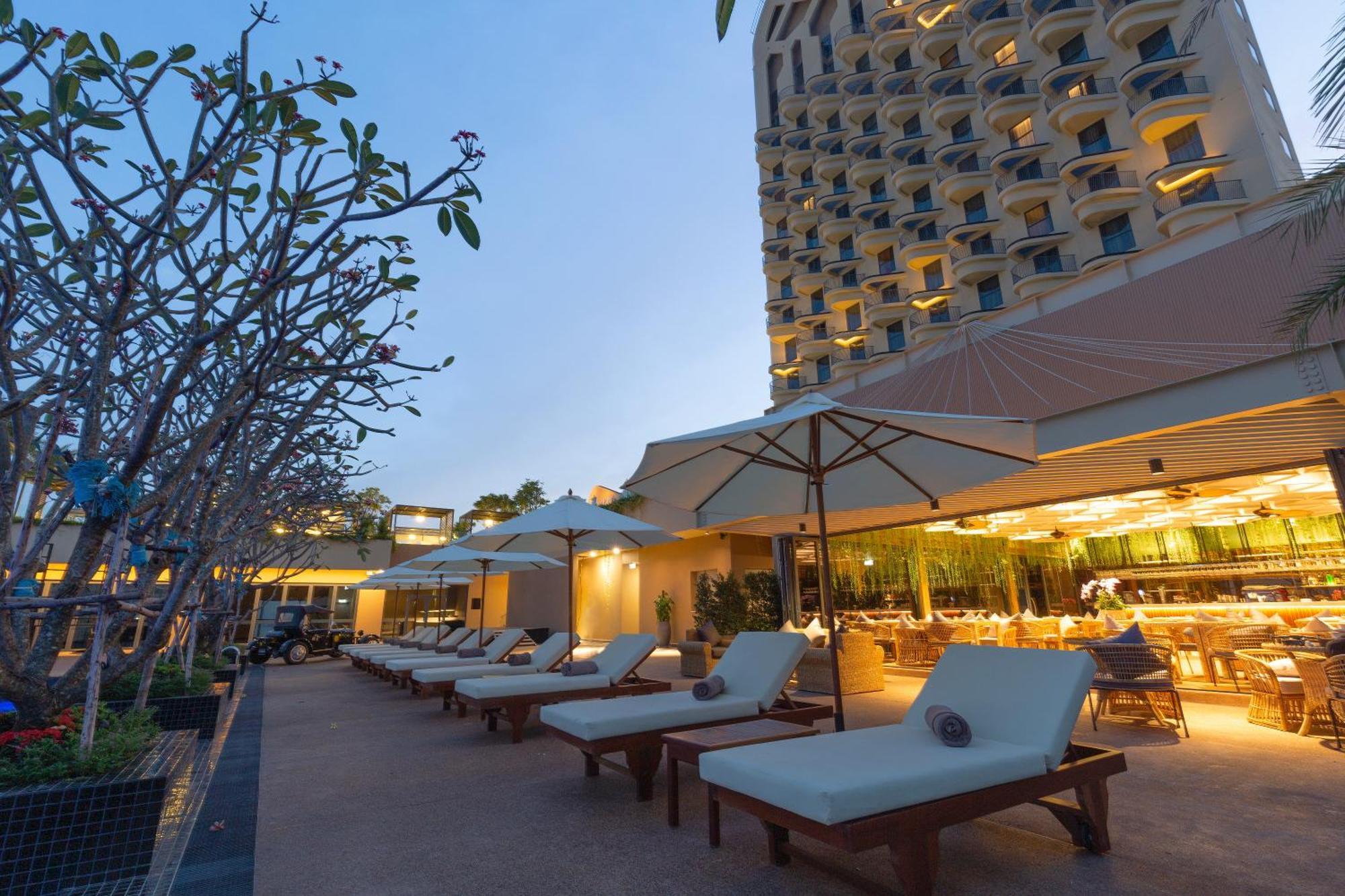 Sun & Moon, Riverside Hotel Phnom Penh Exterior foto