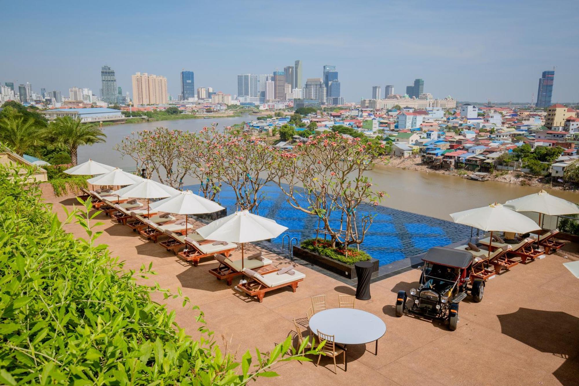 Sun & Moon, Riverside Hotel Phnom Penh Exterior foto