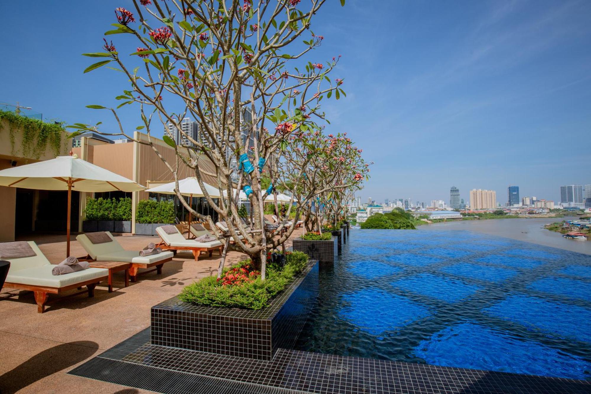 Sun & Moon, Riverside Hotel Phnom Penh Exterior foto
