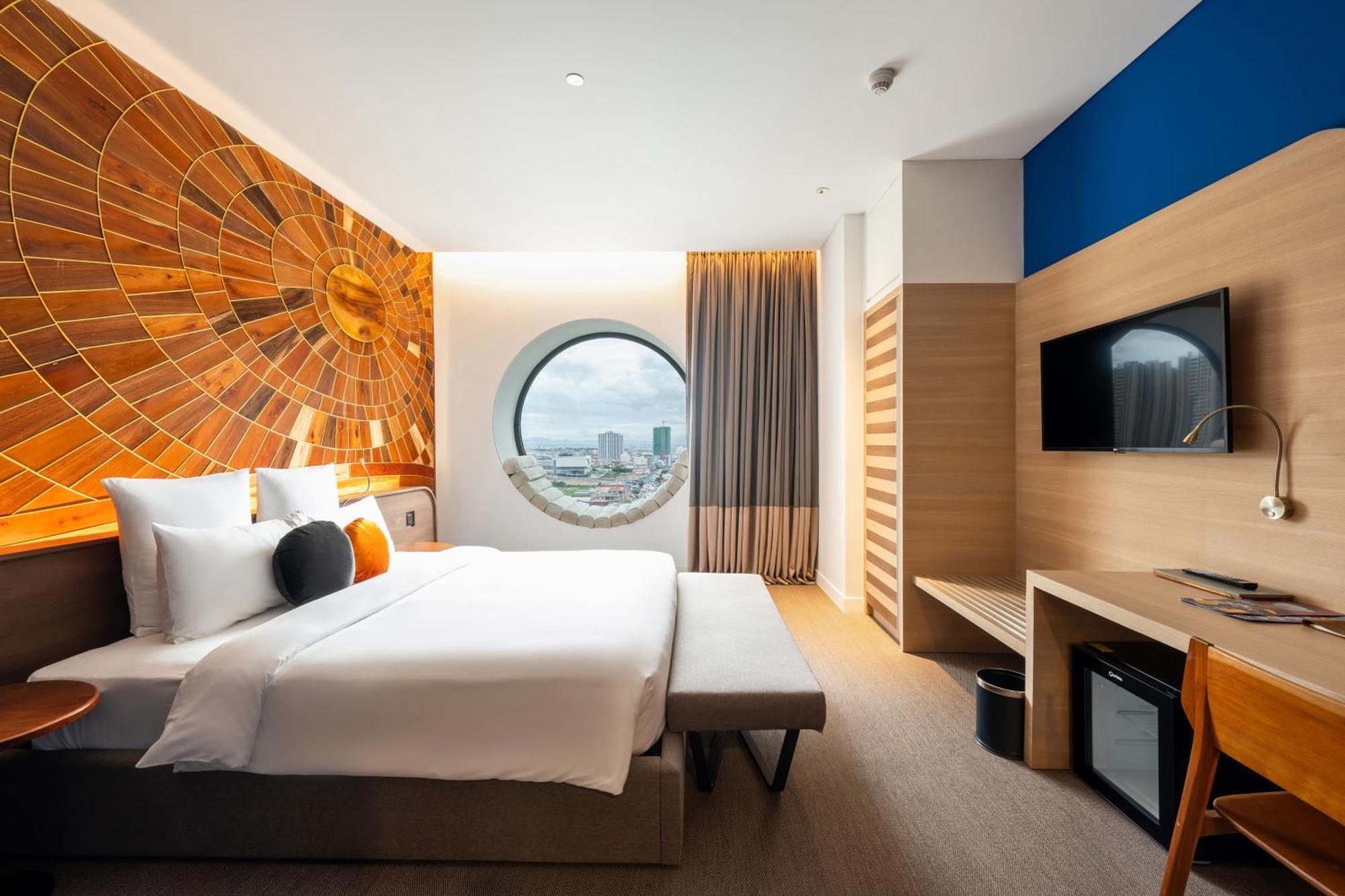 Sun & Moon, Riverside Hotel Phnom Penh Exterior foto