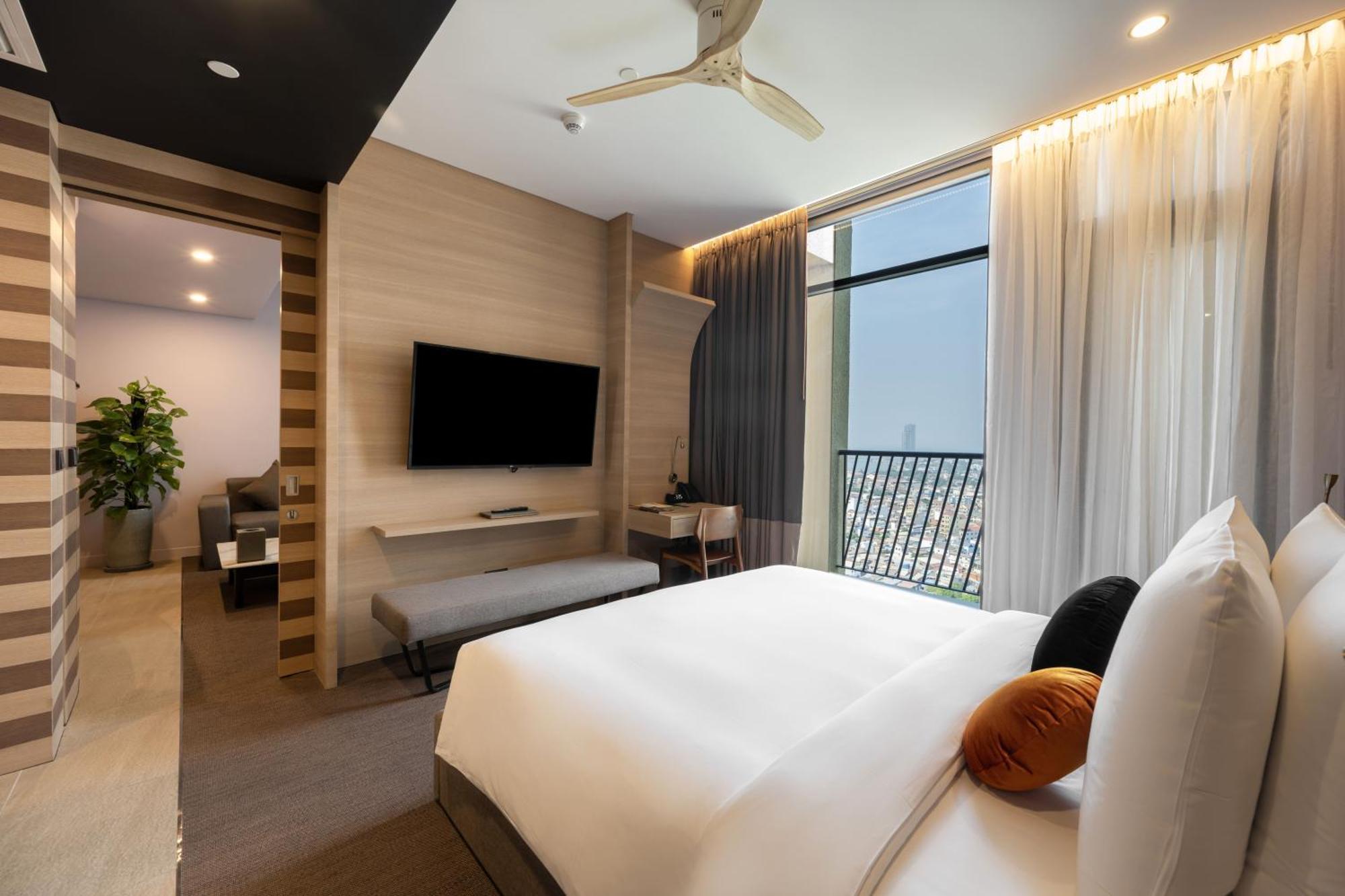 Sun & Moon, Riverside Hotel Phnom Penh Exterior foto