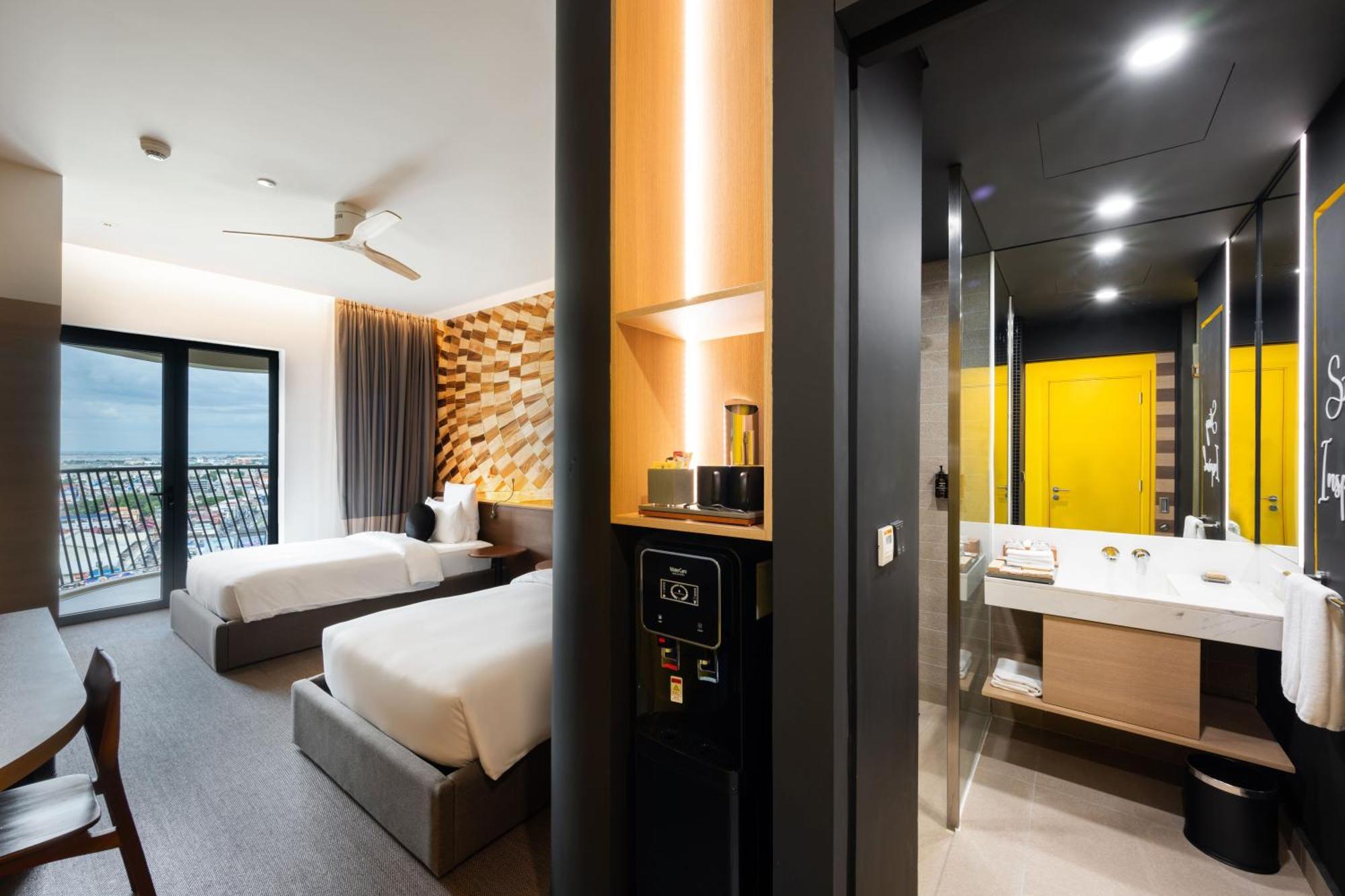 Sun & Moon, Riverside Hotel Phnom Penh Exterior foto