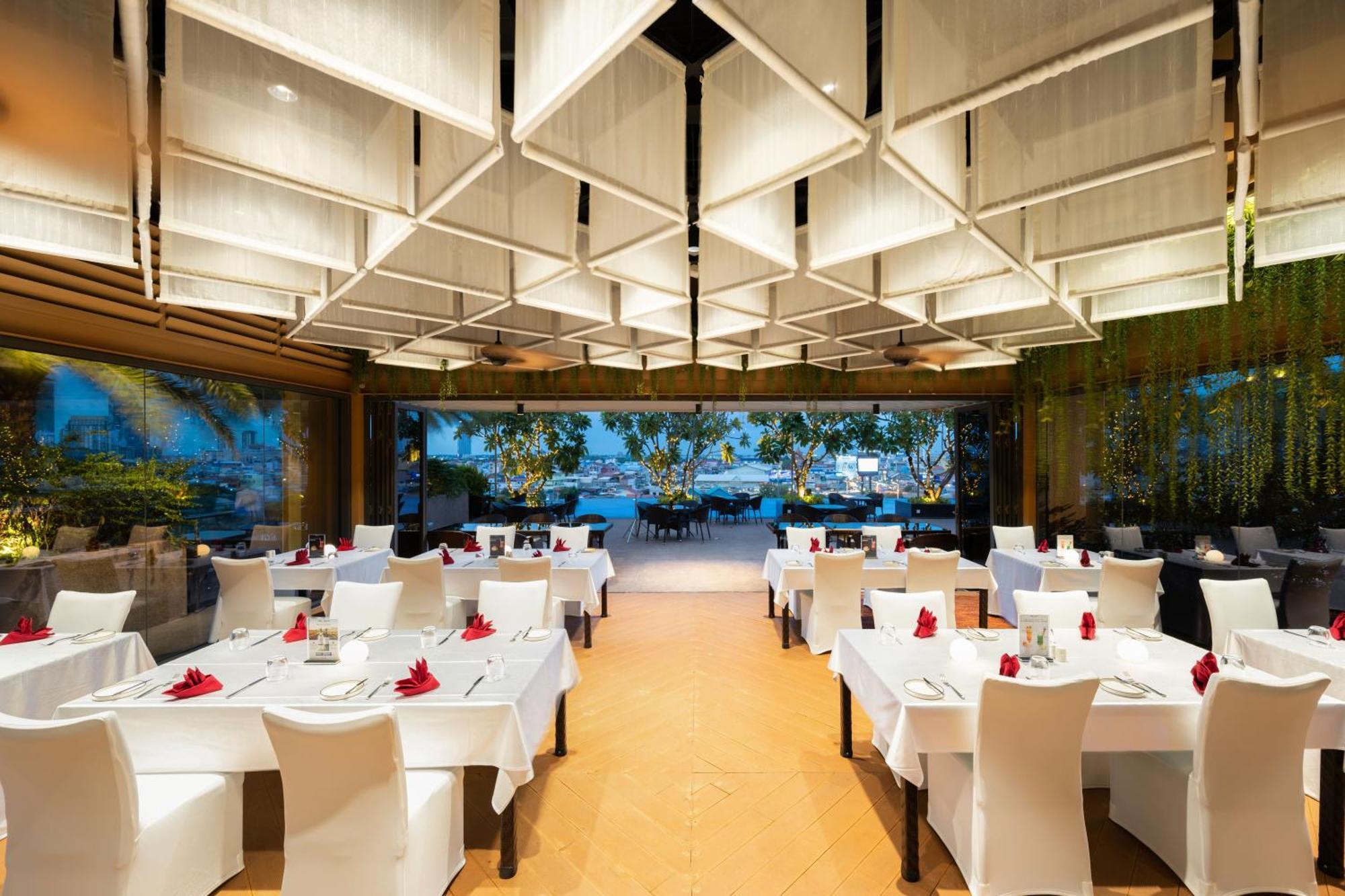 Sun & Moon, Riverside Hotel Phnom Penh Exterior foto